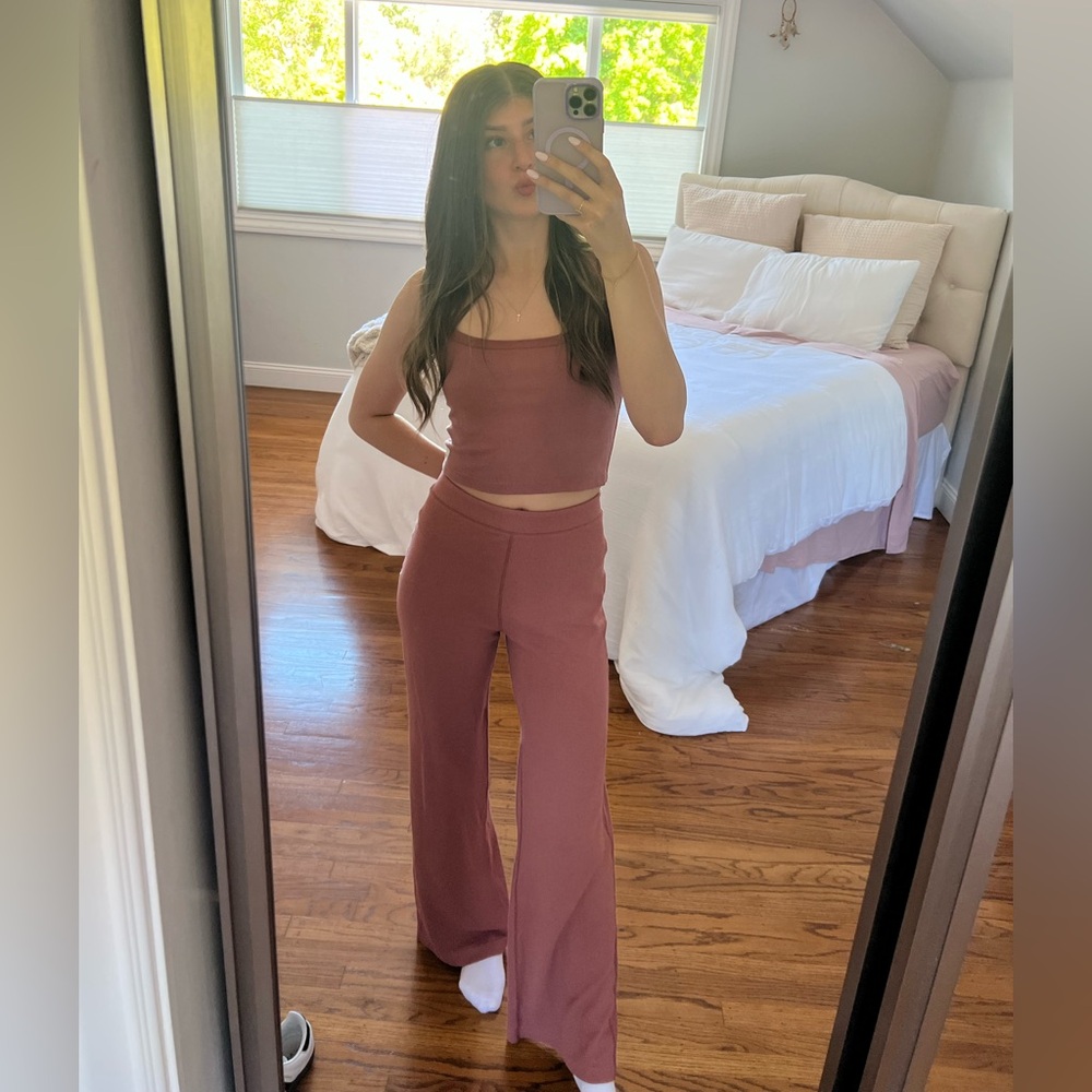 Vuori Thermal Crop Tank (Small) + Bayview Wide-Leg Pant (Small) SET - Rosewood - Picture 2 of 7